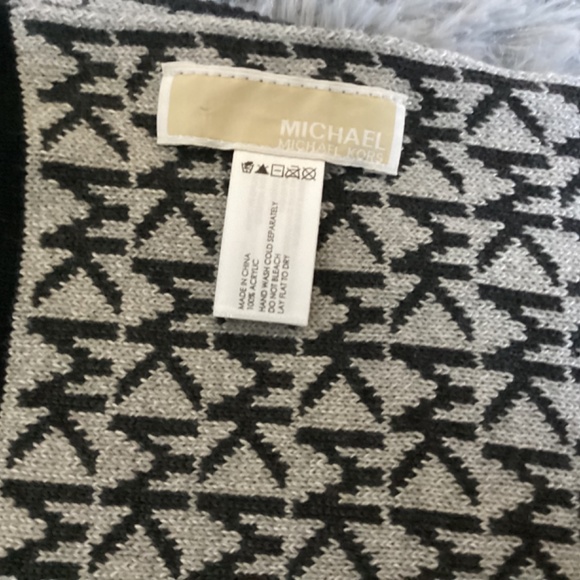 Michael Kors Signature Logo Black and White Scarf and Hat New in Box - Picture 9 of 13